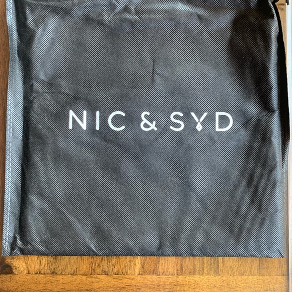 Crossover bag with adjustable straps zippered pocket on the front - Picture 4 of 6